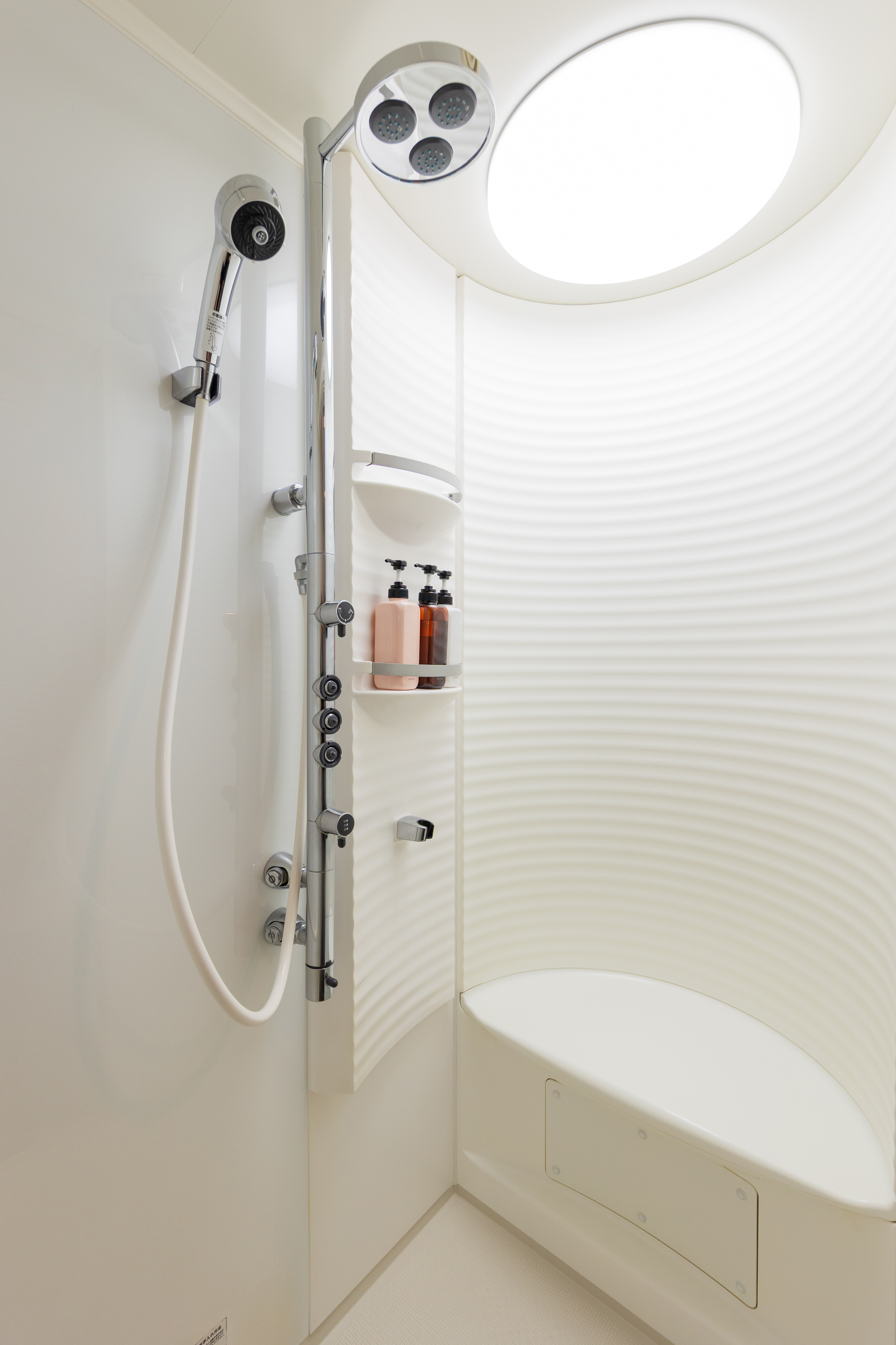 清潔なシャワールーム